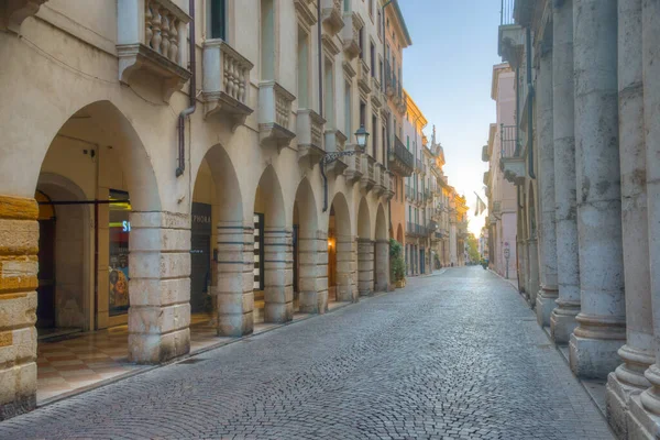 Vicenza, İtalya, 29 Ağustos 2021: İtalya 'nın Vicenza kentindeki tarihi evler.