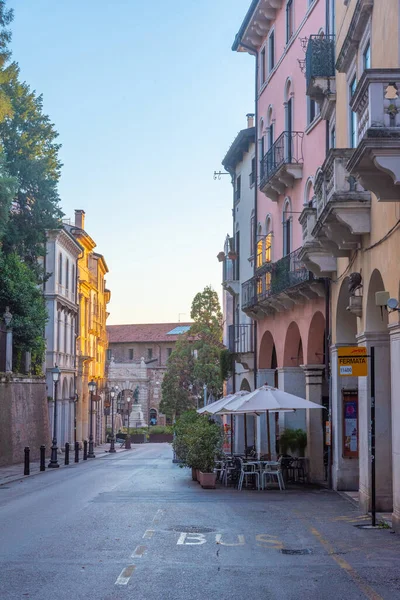 Vicenza, İtalya, 29 Ağustos 2021: İtalya 'nın Vicenza kentindeki tarihi evler.