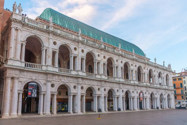 Vicenza, İtalya, 29 Ağustos 2021: İtalya 'nın Vicenza kentindeki Piazza dei Signori meydanında Basilica Palladiana üzerinde gün doğumu.