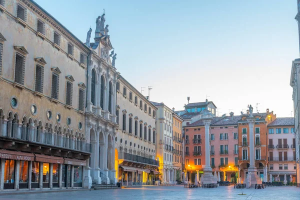 Vicenza, İtalya, 29 Ağustos 2021: İtalya 'nın Vicenza kentindeki Piazza dei Signori meydanında St. Vincent kilisesinin üzerinde gün doğumu.