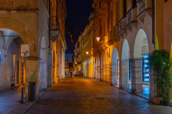 Vicenza, İtalya, 28 Ağustos 2021: İtalya 'nın eski Vicenza kentindeki tarihi evlerin gece manzarası.
