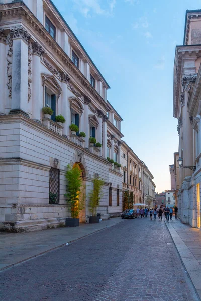 Vicenza, İtalya, 28 Ağustos 2021: İtalya 'nın Vicenza kentindeki tarihi evlerin gün batımı manzarası.