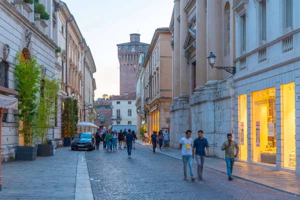 Vicenza, İtalya, 28 Ağustos 2021: İtalya 'nın Vicenza kentindeki tarihi evlerin gün batımı manzarası.