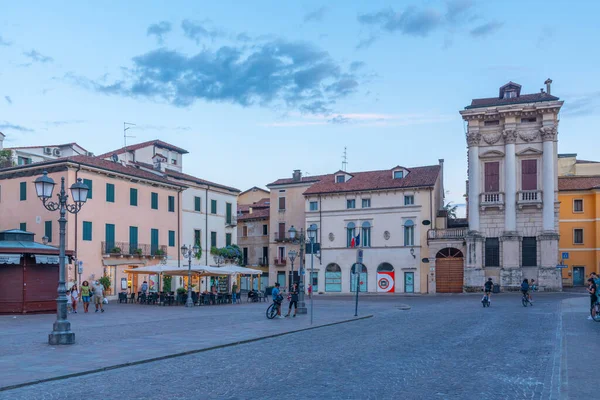 Vicenza, İtalya, 28 Ağustos 2021: İtalyan kenti Vicenza 'daki Palazzo Porto.