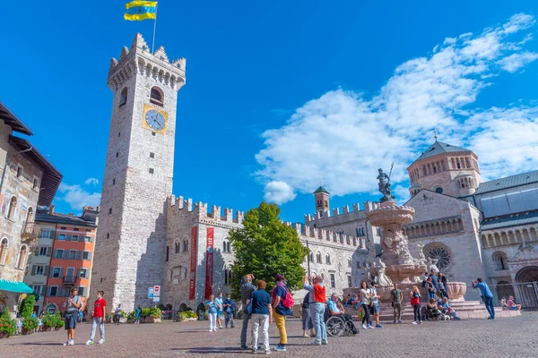 Trento, İtalya, 28 Ağustos 2021: İtalya 'nın Trento kentinde Piazza del Duomo.