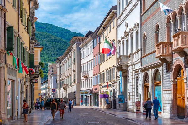 Trento, İtalya, 28 Ağustos 2021: İtalya 'nın Trento kentindeki tarihi evler.