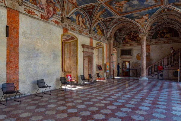Trento, İtalya, 28 Ağustos 2021: İtalya 'nın Trento kentindeki Castello del Buonconsiglio' nun içindeki atari salonunda freskler.