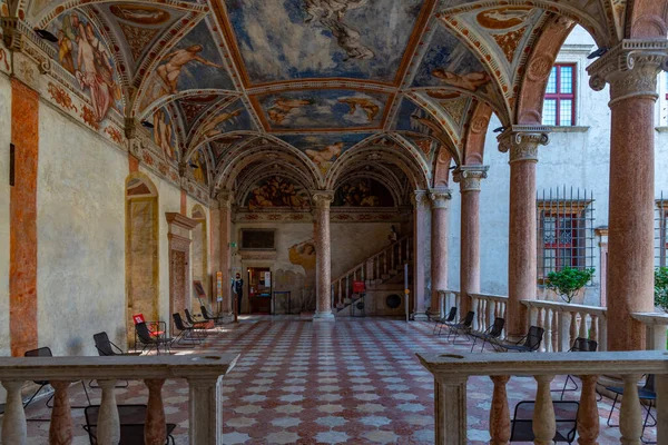 Trento, İtalya, 28 Ağustos 2021: İtalya 'nın Trento kentindeki Castello del Buonconsiglio' nun içindeki atari salonunda freskler.