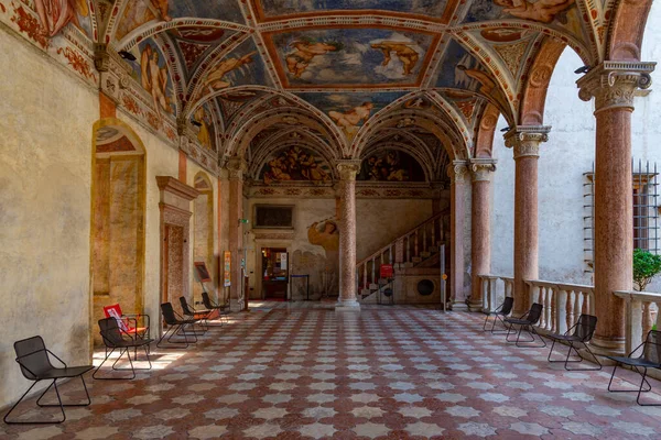 Trento, İtalya, 28 Ağustos 2021: İtalya 'nın Trento kentindeki Castello del Buonconsiglio' nun içindeki atari salonunda freskler.
