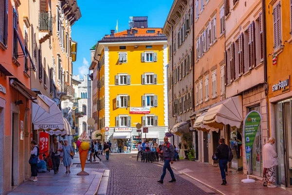 Trento, İtalya, 28 Ağustos 2021: İtalya 'nın Trento kentindeki tarihi evler.