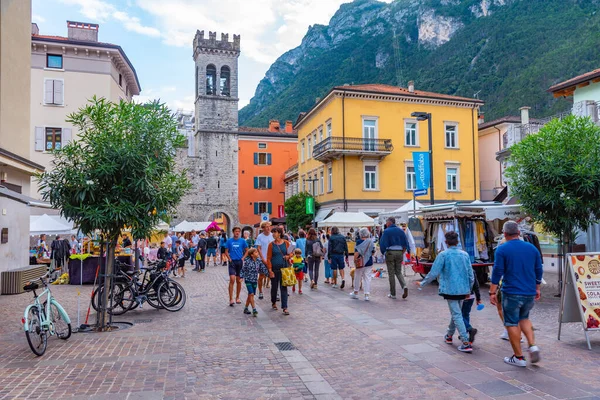 Riva Del Garda Italië Augustus 2021 Mensen Passeren Porta San — Stockfoto
