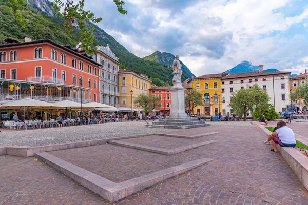 Riva del Garda, İtalya, 27 Ağustos 2021: Riva del Garda 'da San Giovanni Nepomuceno Heykeli.