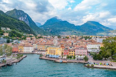 Riva del Garda, İtalya, 27 Ağustos 2021: İtalya 'daki Riva del Garda' da Lakeside gezinti alanı.
