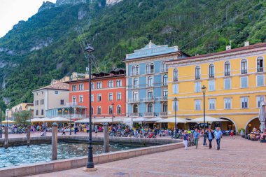 Riva del Garda, İtalya, 27 Ağustos 2021: İtalya 'daki Riva del Garda' da Lakeside gezinti alanı.