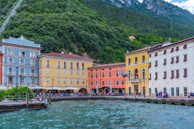 Riva del Garda, İtalya, 27 Ağustos 2021: İtalya 'daki Riva del Garda' da Lakeside gezinti alanı.