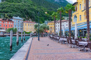 Riva del Garda, İtalya, 27 Ağustos 2021: İtalya 'daki Riva del Garda' da Lakeside gezinti alanı.