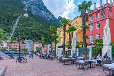 Riva del Garda, İtalya, 27 Ağustos 2021: İtalya 'daki Riva del Garda' da Lakeside gezinti alanı.