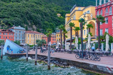 Riva del Garda, İtalya, 27 Ağustos 2021: İtalya 'daki Riva del Garda' da Lakeside gezinti alanı.