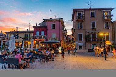 Peschiera del Garda, İtalya, 26 Ağustos 2021: Peschiera del Garda 'da gece hayatı.