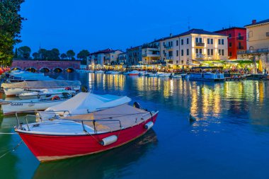 Peschiera del Garda, İtalya, 26 Ağustos 2021: İtalyan kenti Peschiera del Garda 'da Canale di Mezzo' nun günbatımı manzarası.