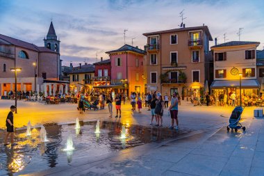 Peschiera del Garda, İtalya, 26 Ağustos 2021: İtalyan kenti Peschiera del Garda 'da Ferdinando di Savoia Meydanı.