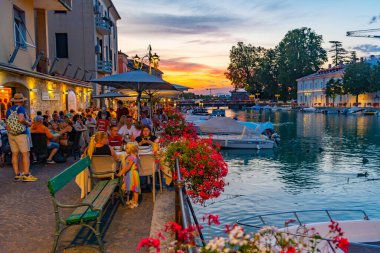 Peschiera del Garda, İtalya, 26 Ağustos 2021: Peschiera del Garda 'da gece hayatı.