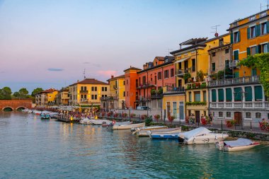 Peschiera del Garda, İtalya, 26 Ağustos 2021: İtalyan kenti Peschiera del Garda 'da Canale di Mezzo' nun günbatımı manzarası.