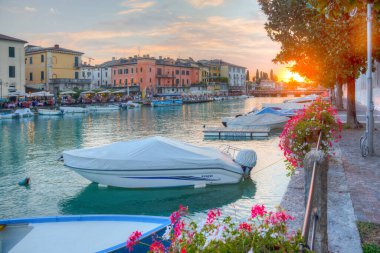 Peschiera del Garda, İtalya, 26 Ağustos 2021: İtalyan kenti Peschiera del Garda 'da Canale di Mezzo' nun günbatımı manzarası.
