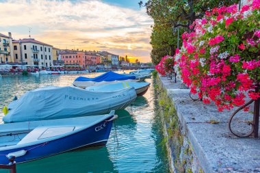 Peschiera del Garda, İtalya, 26 Ağustos 2021: İtalyan kenti Peschiera del Garda 'da Canale di Mezzo' nun günbatımı manzarası.