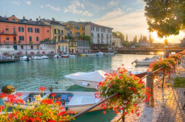 Peschiera del Garda, İtalya, 26 Ağustos 2021: İtalyan kenti Peschiera del Garda 'da Canale di Mezzo' nun günbatımı manzarası.