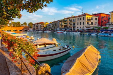 Peschiera del Garda, İtalya, 26 Ağustos 2021: İtalyan kenti Peschiera del Garda 'da Canale di Mezzo' nun günbatımı manzarası.