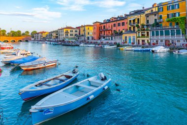 Peschiera del Garda, İtalya, 26 Ağustos 2021: İtalyan kenti Peschiera del Garda 'da Canale di Mezzo' nun günbatımı manzarası.