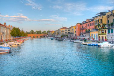 Peschiera del Garda, İtalya, 26 Ağustos 2021: İtalyan kenti Peschiera del Garda 'da Canale di Mezzo' nun günbatımı manzarası.