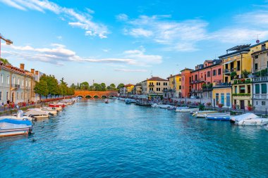 Peschiera del Garda, İtalya, 26 Ağustos 2021: İtalyan kenti Peschiera del Garda 'da Canale di Mezzo' nun günbatımı manzarası.