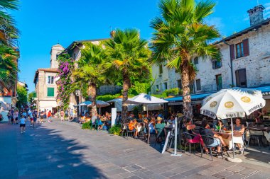 Sirmione, İtalya, 26 Ağustos 2021: İnsanlar Sirmione, İtalya 'da bir sokakta geziniyor.