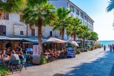 Sirmione, İtalya, 26 Ağustos 2021: İnsanlar Sirmione, İtalya 'da bir sokakta geziniyor.