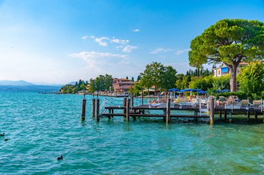 Sirmione, İtalya, 26 Ağustos 2021: İtalya 'daki Lago di Garda gölündeki Sirmione kasabasında banyo yapıları.