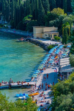 Sirmione, İtalya, 26 Ağustos 2021: İnsanlar İtalya 'nın Sirmione kentindeki Lido delle Bionde plajında güneşli bir günün tadını çıkarıyorlar..