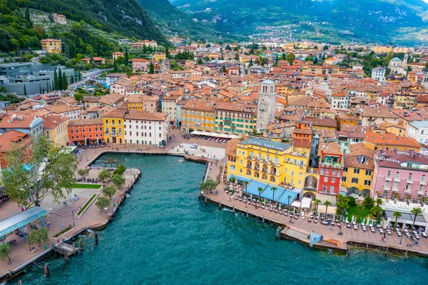 Riva del Garda, İtalya, 27 Ağustos 2021: İtalya 'daki Riva del Garda' da Lakeside gezinti alanı.
