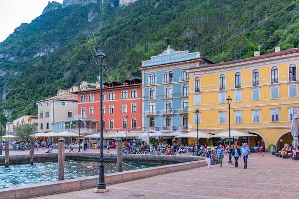 Riva del Garda, İtalya, 27 Ağustos 2021: İtalya 'daki Riva del Garda' da Lakeside gezinti alanı.
