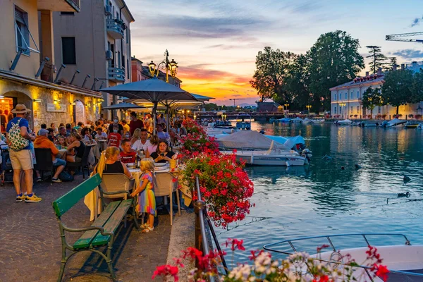 Peschiera del Garda, İtalya, 26 Ağustos 2021: Peschiera del Garda 'da gece hayatı.