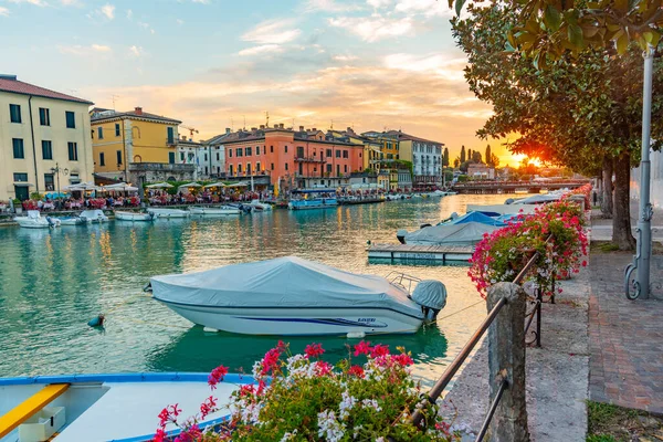 Peschiera del Garda, İtalya, 26 Ağustos 2021: İtalyan kenti Peschiera del Garda 'da Canale di Mezzo' nun günbatımı manzarası.