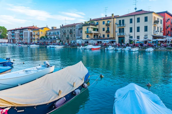 Peschiera del Garda, İtalya, 26 Ağustos 2021: İtalyan kenti Peschiera del Garda 'da Canale di Mezzo' nun günbatımı manzarası.