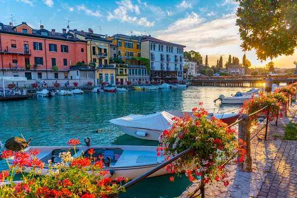 Peschiera del Garda, İtalya, 26 Ağustos 2021: İtalyan kenti Peschiera del Garda 'da Canale di Mezzo' nun günbatımı manzarası.