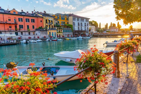 Peschiera del Garda, İtalya, 26 Ağustos 2021: İtalyan kenti Peschiera del Garda 'da Canale di Mezzo' nun günbatımı manzarası.