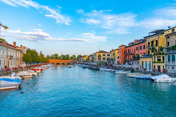 Peschiera del Garda, İtalya, 26 Ağustos 2021: İtalyan kenti Peschiera del Garda 'da Canale di Mezzo' nun günbatımı manzarası.