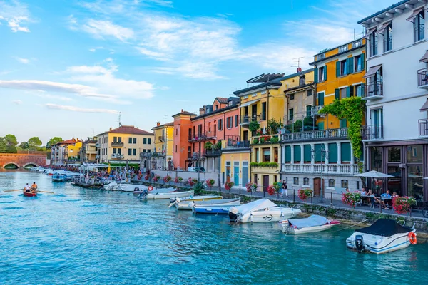 Peschiera del Garda, İtalya, 26 Ağustos 2021: İtalyan kenti Peschiera del Garda 'da Canale di Mezzo' nun günbatımı manzarası.