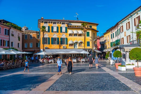 Sirmione, İtalya, 26 Ağustos 2021: İnsanlar Sirmione, İtalya 'da bir sokakta geziniyor.