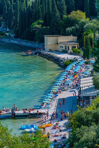 Sirmione, İtalya, 26 Ağustos 2021: İnsanlar İtalya 'nın Sirmione kentindeki Lido delle Bionde plajında güneşli bir günün tadını çıkarıyorlar..