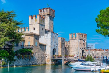 Sirmione, İtalya, 26 Ağustos 2021: İtalya, Lago di Garda Sirmione Kalesi.